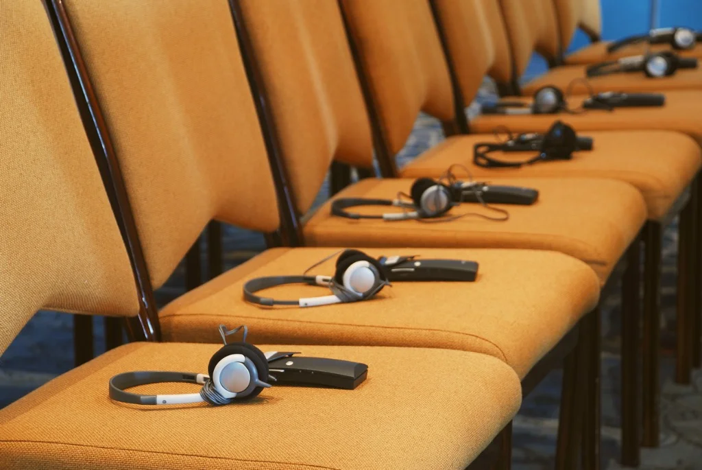 agence d'interprétation-organisation conférence interprétée en simultané avec casque audio individuel - cabine interprète - bls-lang