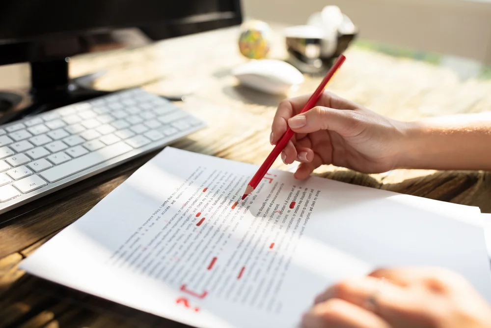 relecture d'épreuve pour en vérifier l'exactitude et corriger les fautes avant impression ou publication